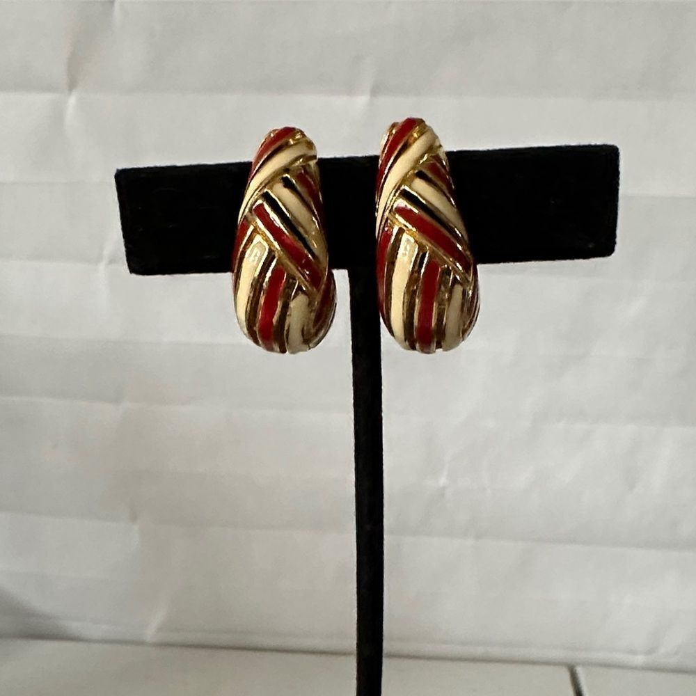 Vintage-Inspired Gold Tone & White Clip-On Earrings